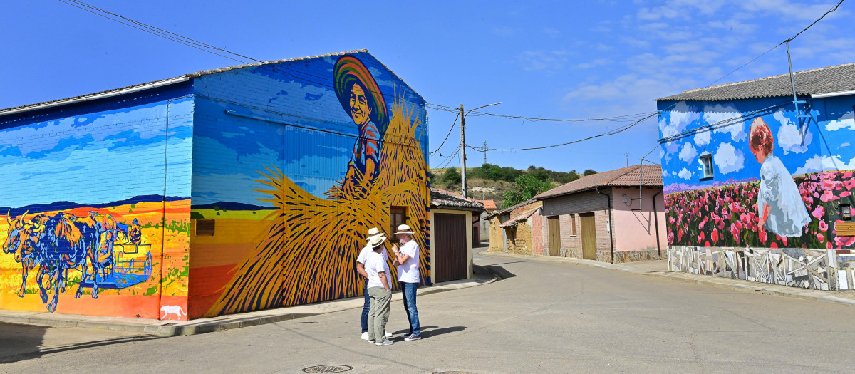 La Asociación Cultural 'In Polvorosa Pede Pones' (Pon pies en Polvorosa) realiza  un gran mural  en la localidad: una obra de 400 metros cuadrados que llena de color y vida las calles de la localidad, perteneciente al municipio de Buenavista de Valdavia(Palencia)