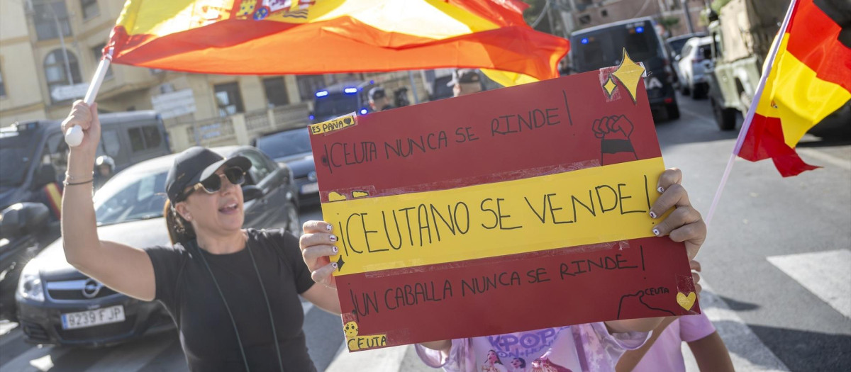Un joven manifestante ceutí, con su pancarta apelando a la resistencia de su ciudad