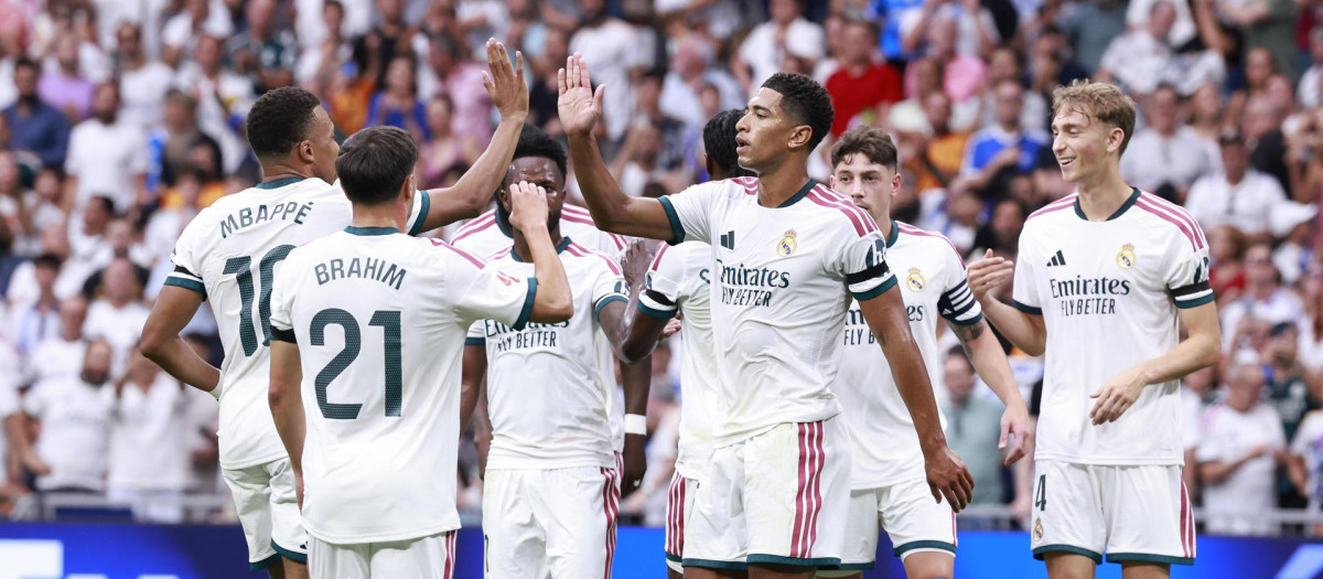 Los jugadores del Real Madrid celebran un gol ante el Málaga