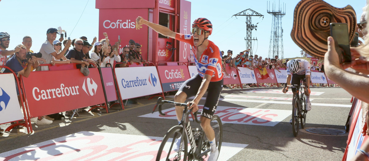 Enric Mas cruzando la meta de la novena etapa de La Vuelta