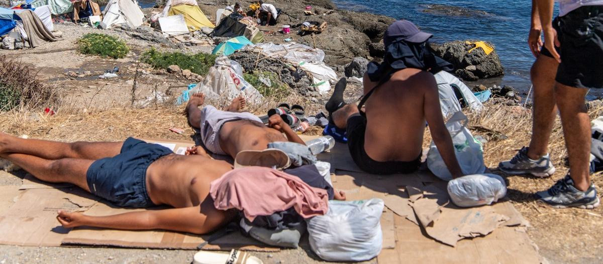 Un grupo de migrantes descansaba al sol el 28 de agosto de 2026 en la playa del Trampolín, en Ceuta