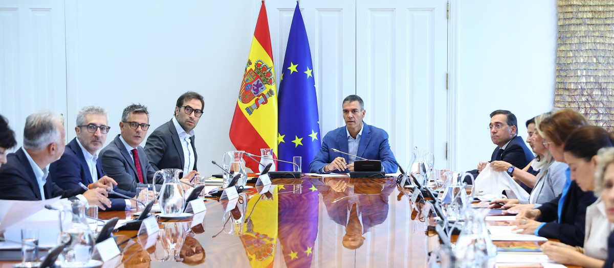 Pedro Sánchez, presidiendo una reunión por Ceuta