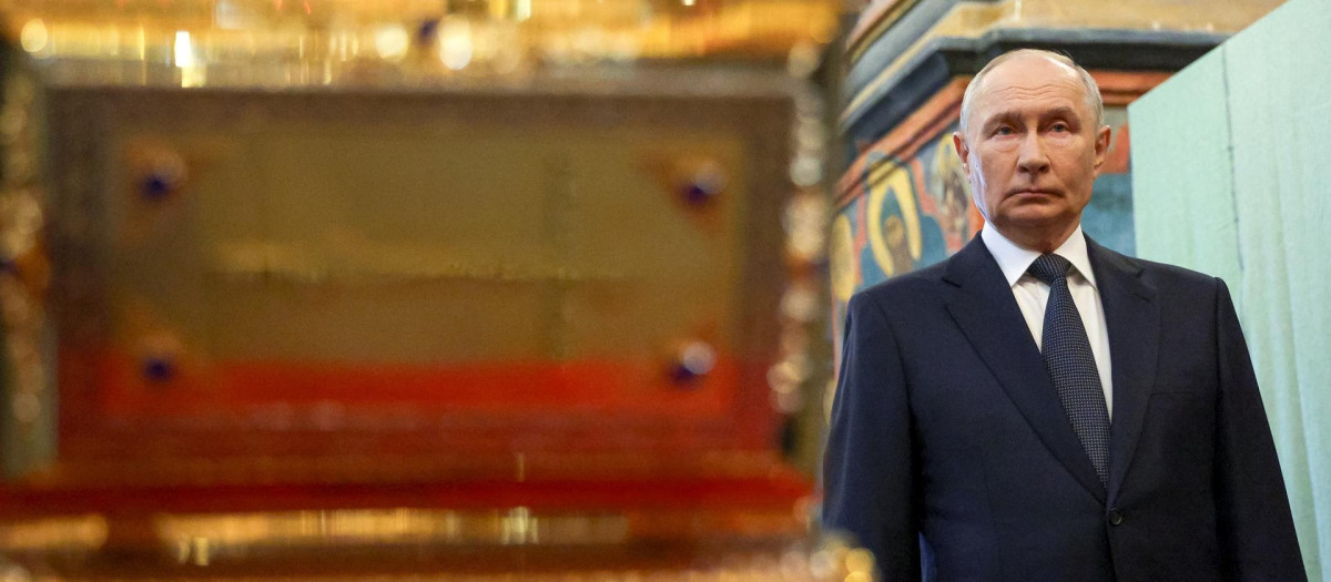 El presidente ruso Vladimir Putin posa junto a las reliquias del Santo Gran Príncipe Dmitry Donskoy
