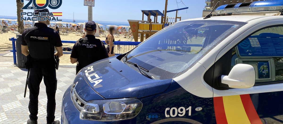 Imagen de archivo de dos agentes de la Policía Nacional en la playa del Postiguet (Alicante)