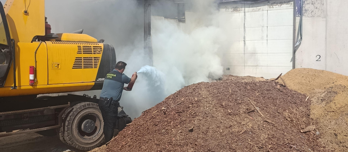 Guardia Civil extinguiendo el incendio