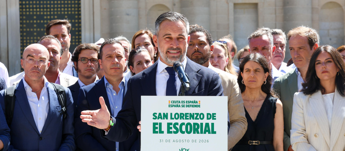 El presidente de VOX, Santiago Abascal (c), atiende a los medios de comunicación tras la reunión de inicio del curso político, a 31 de agosto de 2026, en San Lorenzo del Escorial, Madrid (España). La comparecencia se produce apenas unos días después de que el partido ultra haya convocado una serie de manifestaciones por toda España para el próximo día 2 de septiembre bajo el lema 'No a la invasión. Defiende Ceuta. Defiende España'.

Marta Fernández / Europa Press
31/8/2026