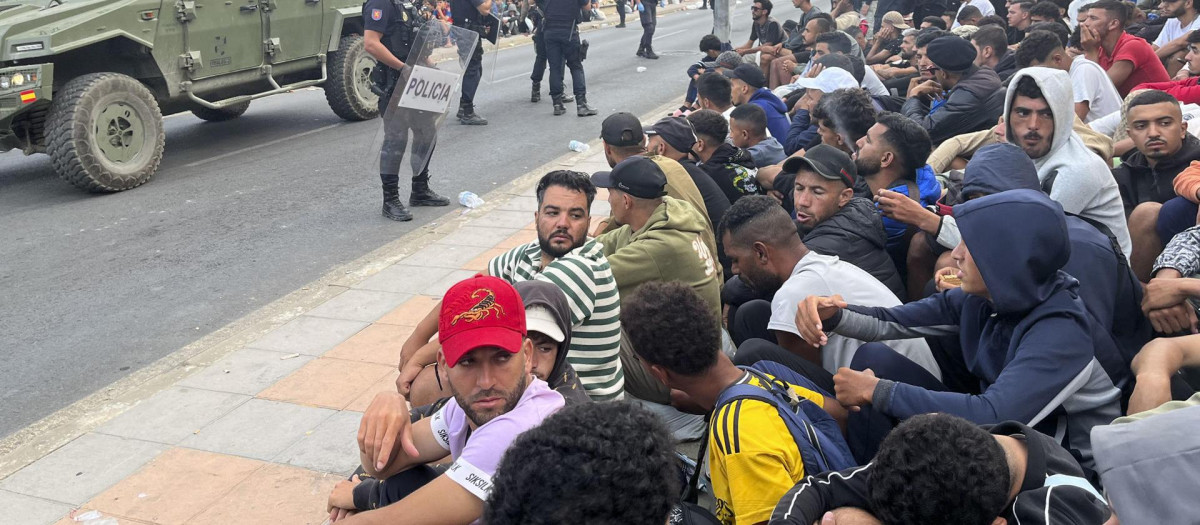 Inmigrantes frente a la explanada de embotellamiento de Loma Colmenar, Ceuta