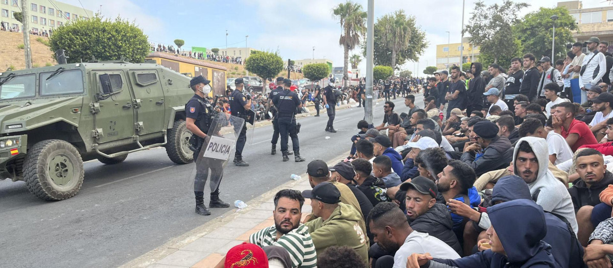 Inmigrantes frente a la explanada de embotellamiento de Loma Colmenar, Ceuta