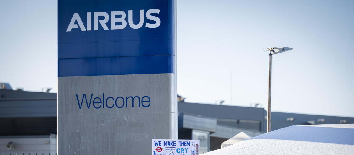 Varias personas durante la cuarta jornada de huelga indefinida de empleados de Airbus, a 28 de agosto de 2026, en Getafe