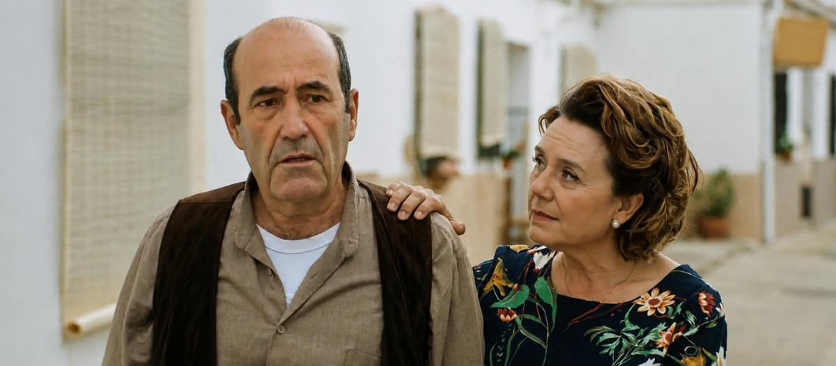 Imagen del actor Paco Sarro durante una escena de 'L'Alqueria Blanca'

REMITIDA / HANDOUT por À PUNT
Fotografía remitida a medios de comunicación exclusivamente para ilustrar la noticia a la que hace referencia la imagen, y citando la procedencia de la imagen en la firma
31/8/2026