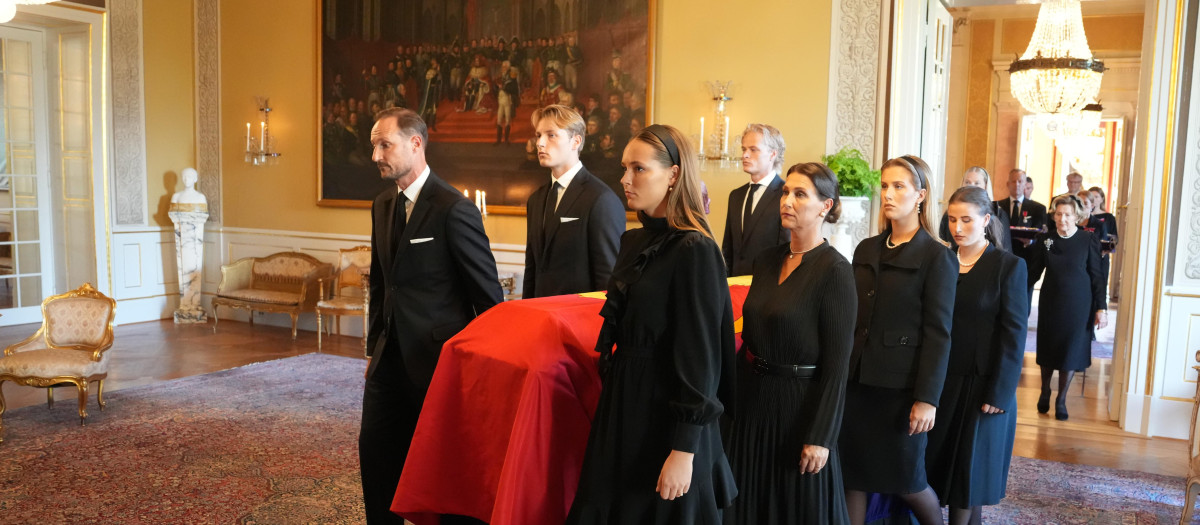 Oslo (Norway), 31/08/2026.- King Harald V's coffin is carried from the Red Salon to the Palace Chapel, accompanied by members of the royal family and court staff through the historic halls of the Palace in Oslo, Norway, 31 August 2026. King Harald died on 28 August 2026 at Oslo University Hospital at the age of 89, according to an official statement by the Royal House of Norway. (Noruega) EFE/EPA/OLE BERG-RUSTEN / POOL NORWAY OUT