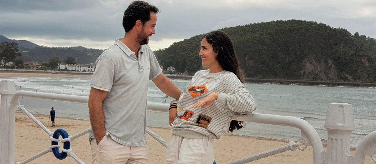 La autora, junto a su marido y padre de sus tres hijos