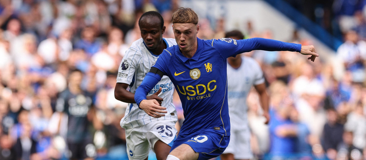 Malick Yalcouye, del Brighton, pelea un balón ante Cole Palmer, del Chelsea