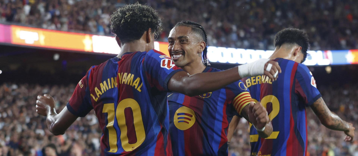 Lamine Yamal (i) celebra con Raphinha su gol en el Barcelona - Rayo Vallecano