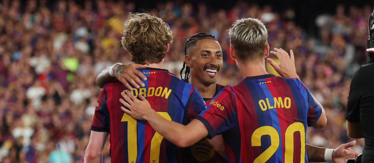 Los jugadores del FC Barcelona celebran un gol ante el Rayo Vallecano