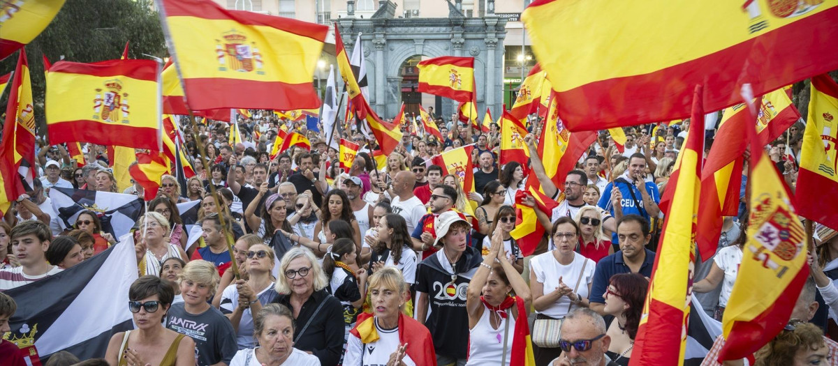 Decenas de personas durante una manifestación pacífica, a 30 de agosto de 2026, en Ceuta