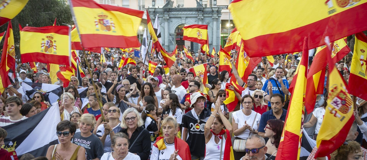 Decenas de personas durante una manifestación pacífica, a 30 de agosto de 2026, en Ceuta