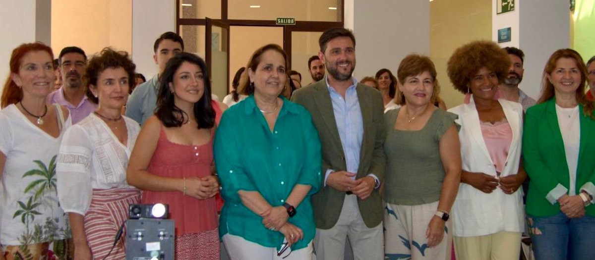 Blanca Torrente junto a algunos de los representantes de las entidades que han participado