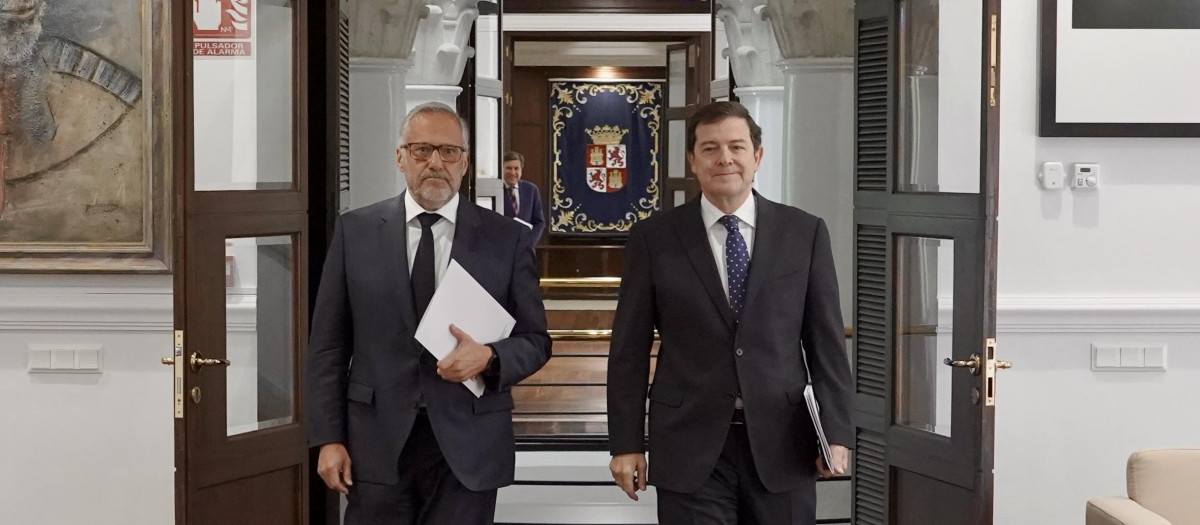 El presidente de la Junta de Castilla y León, Alfonso Fernández Mañueco, acompañado por el vicepresidente primero y consejero de Desregulación, Familia y Ayudas Sociales, Carlos Pollán, presenta las principales novedades de la Ley de Medidas Tributarias, Financieras y Administrativas para 2027.