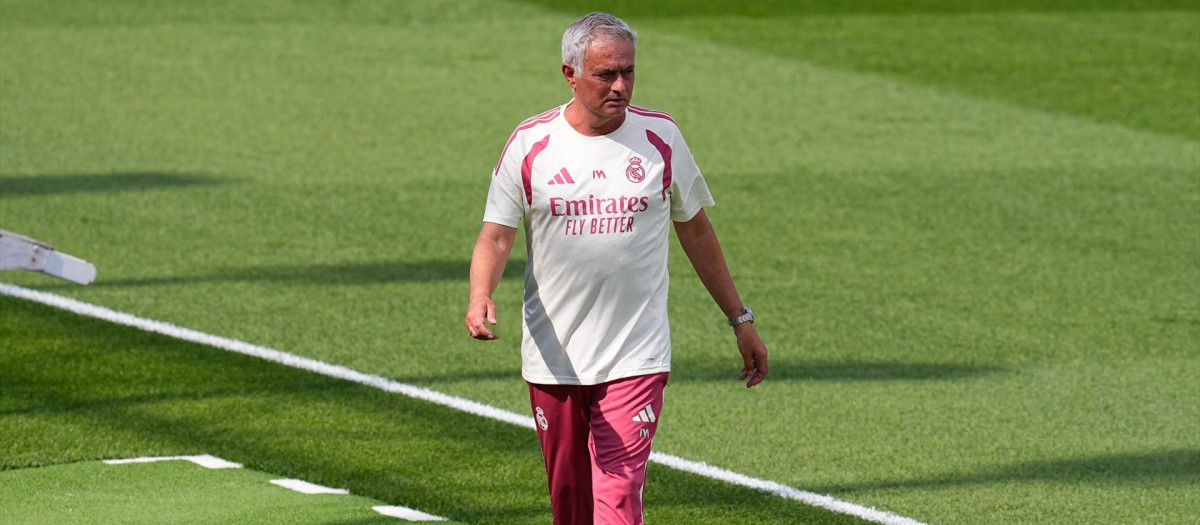 José Mourinho, durante un entrenamiento con el Real Madrid