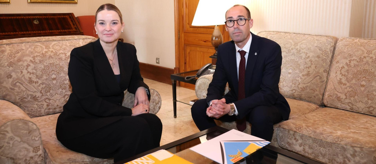 La presidenta del Govern, Marga Prohens, junto al presidente de Formentera, Óscar Portas.