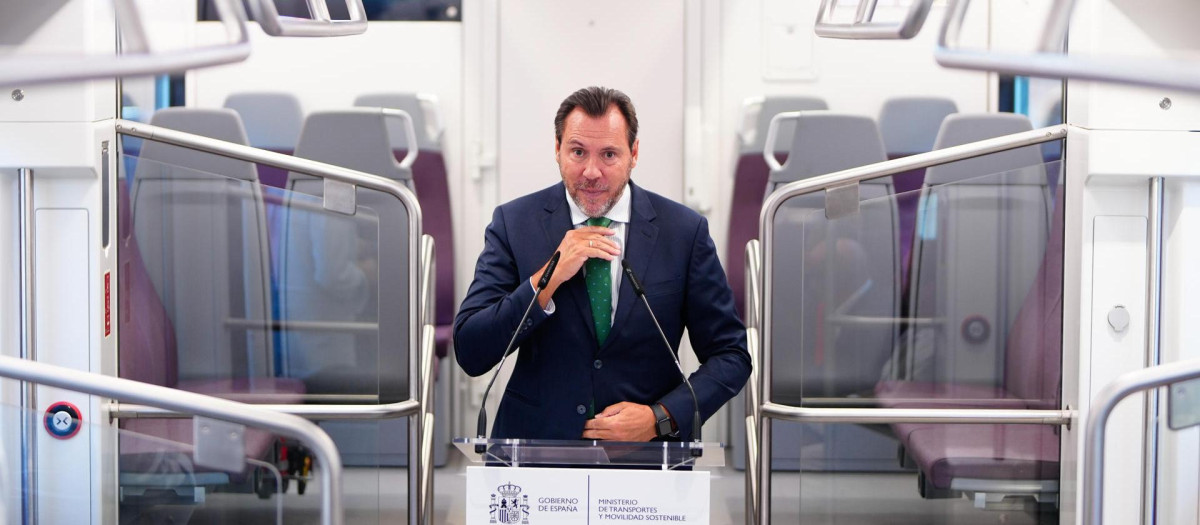 El ministro de Transportes y Movilidad Sostenible, Óscar Puente, este lunes en la presentación de los nuevos trenes de Cercanías Madrid