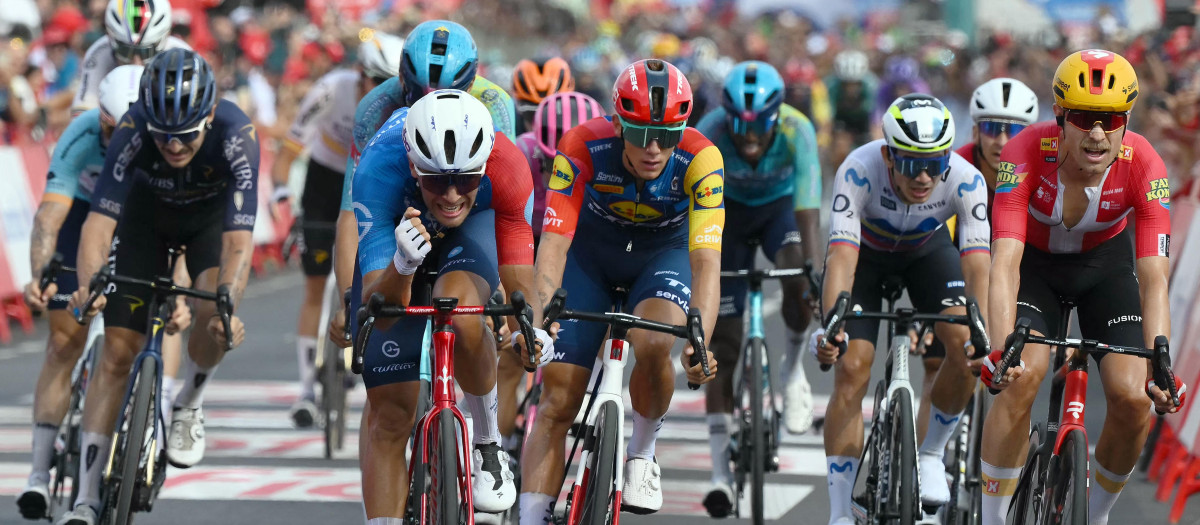 Bastien Tronchon celebra su victoria en la décima etapa de la Vuelta a España