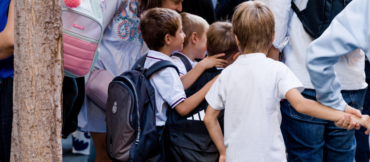 Varios alumnos el primer día de colegio en Madrid, el pasado curso escolar