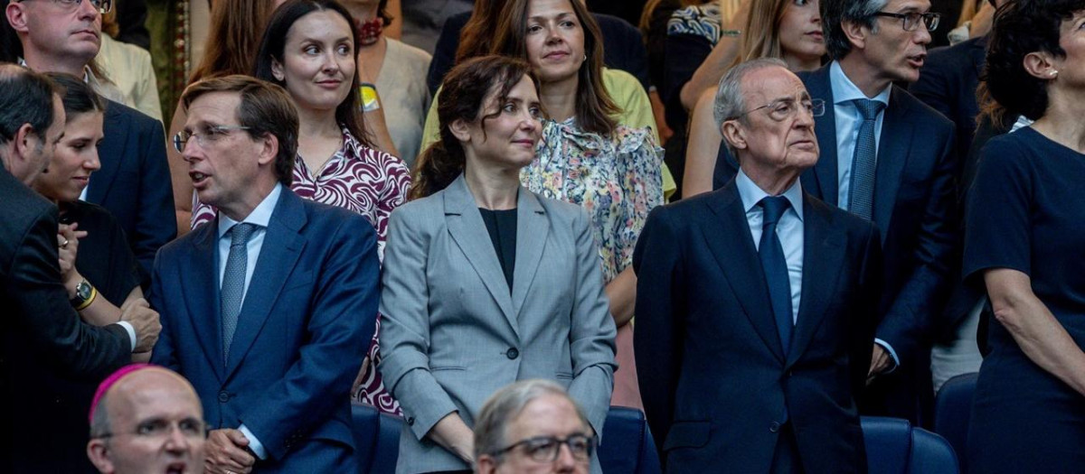 Almeida, Ayuso y Florentino Pérez en el Estadio Santiago Bernabéu