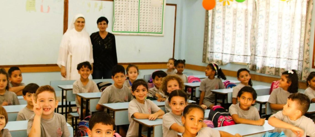 Una religiosa atiende a sus alumnos en Jerusalén