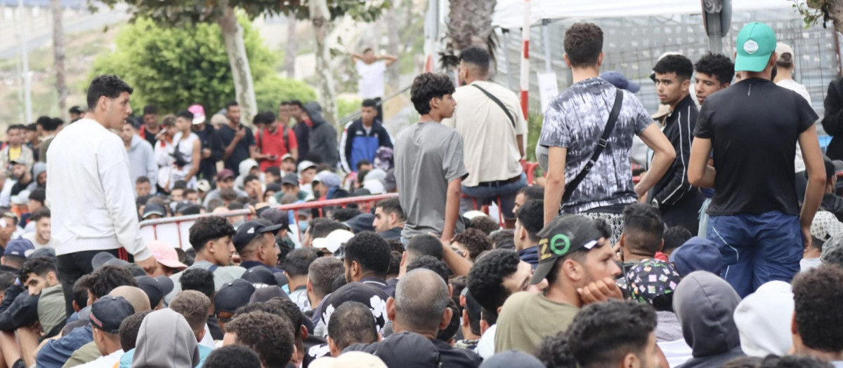Cientos de inmigrantes esperan para ser registrados en Ceuta un mes después de la invasión