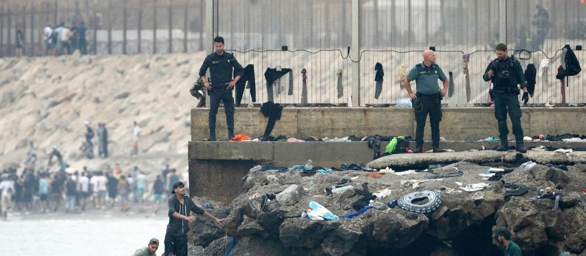 Varios migrantes intentan cruzar a nado las aguas cercanas a la frontera con Marruecos para entrar en Ceuta