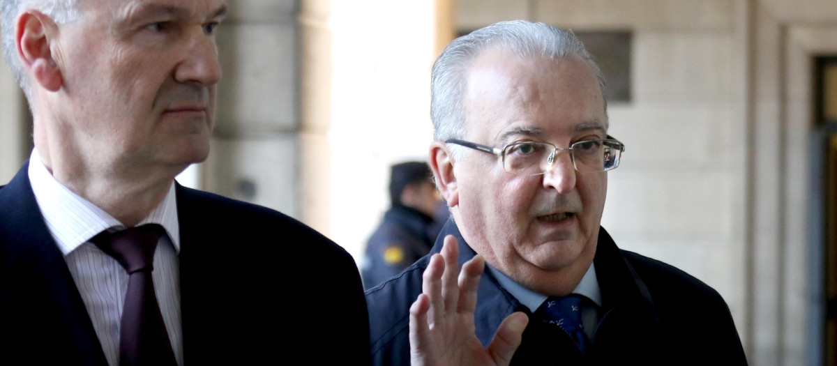El exconsejero de Empleo de la Junta de Andalucía Antonio Fernández, a su llegada a los juzgados de la Audiencia de Sevilla