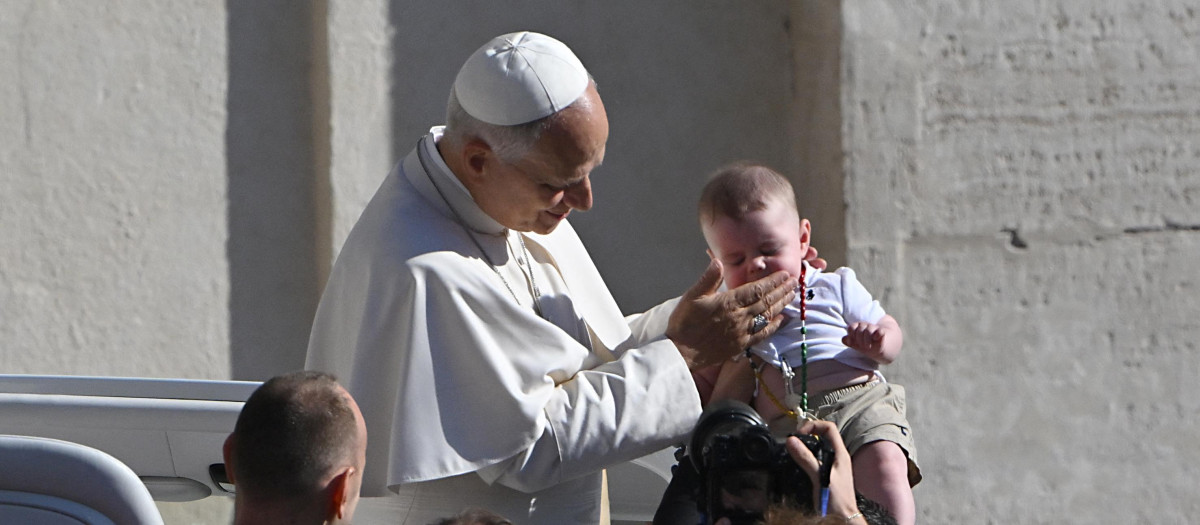 León XIV bendice un niño desde el Papamóvil