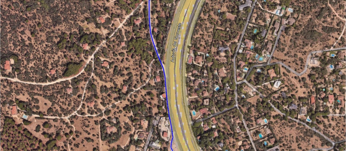 Vista aérea del tramo de la vía de servicio de la A-6 en Torrelodones (marcado en azul) donde el Canal de Isabel II renovará la red