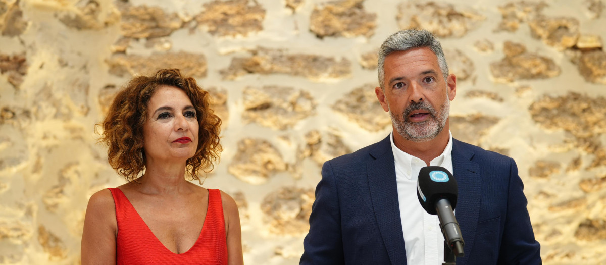 El alcalde de Rota, José Javier Ruiz, junto a la líder del PSOE-A, María Jesús Montero (archivo)