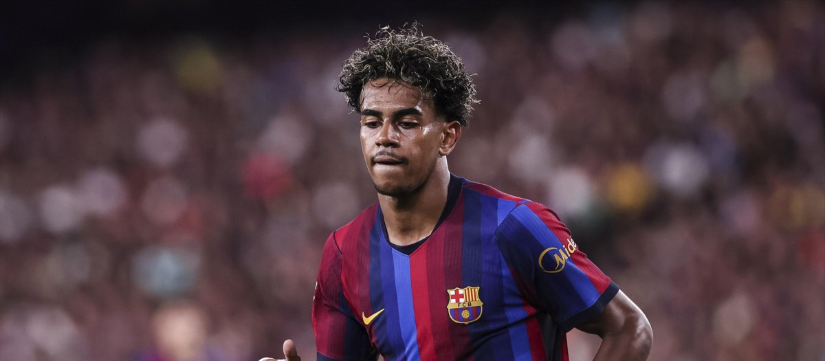 Lamine Yamal corre a por un balón en un partido con el Barça esta temporada