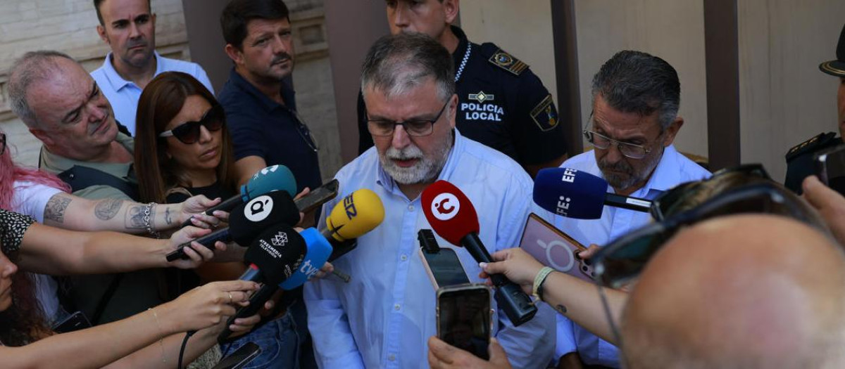 El alcalde de Villena, Fulgencio José Cerdán, tras el expolio en el museo de la localidad