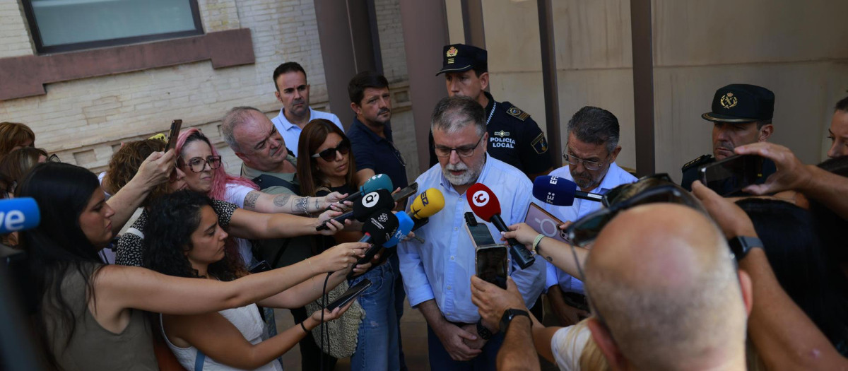 El alcalde de Villena, Fulgencio José Cerdán, tras el expolio en el museo de la localidad