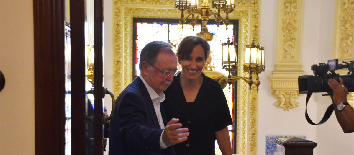 La ministra de Sanidad, Mónica García, es recibida por el presidente de Ceuta, Juan Jesús Vivas, a 16 de agosto de 2026, en Ceuta
