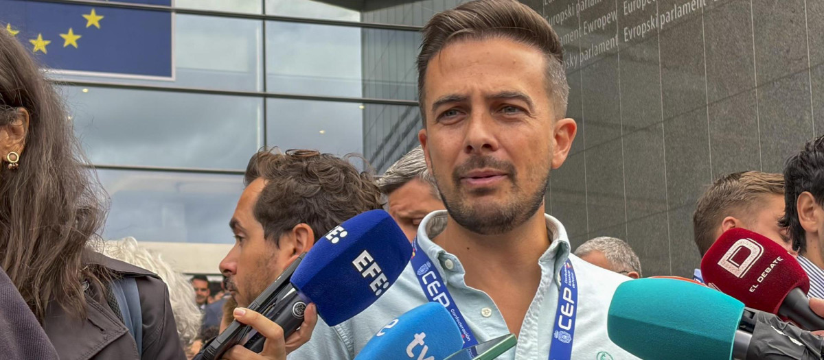 El portavoz de la Confederación Española de Policías, David Gutiérrez, frente al Parlamento Europeo