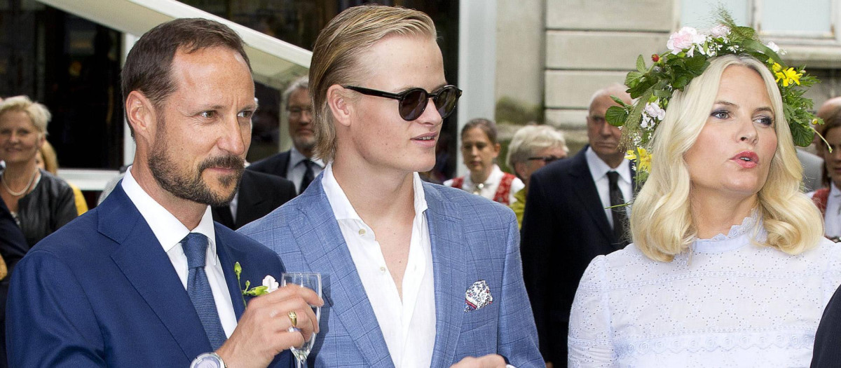 El Rey Haakon, Marius Borg y su madre, la Reina Mette-Marit