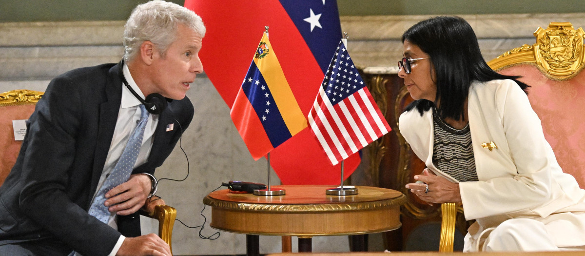 El secretario de Energía de EE.UU. Chris Wright y la presidenta encargada de Venezuela Delcy Rodriguez
