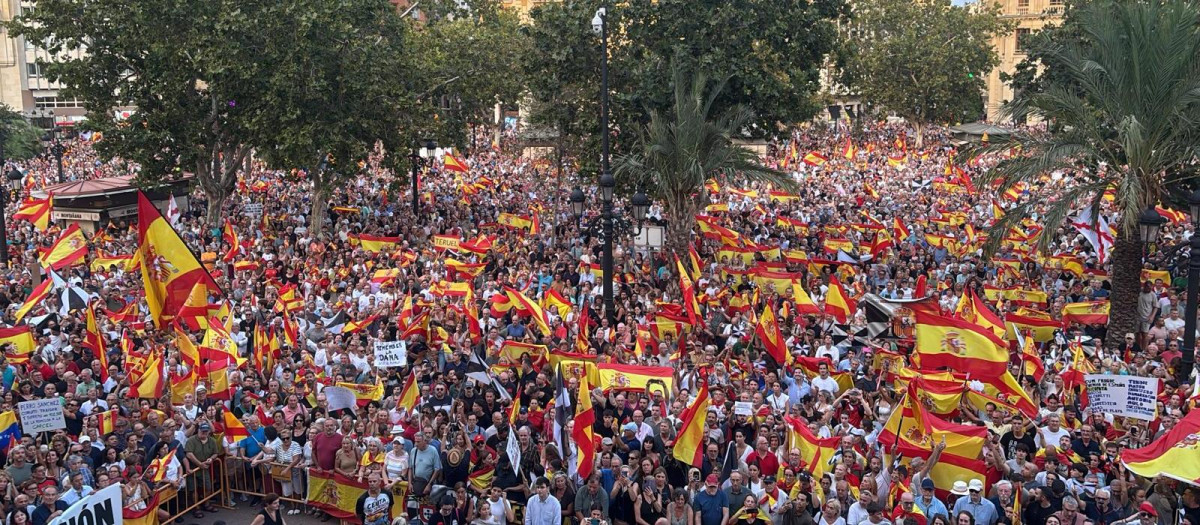 Imagen tomada este miércoles de la concentración en apoyo a Ceuta en la plaza del Ayuntamiento de Valencia
