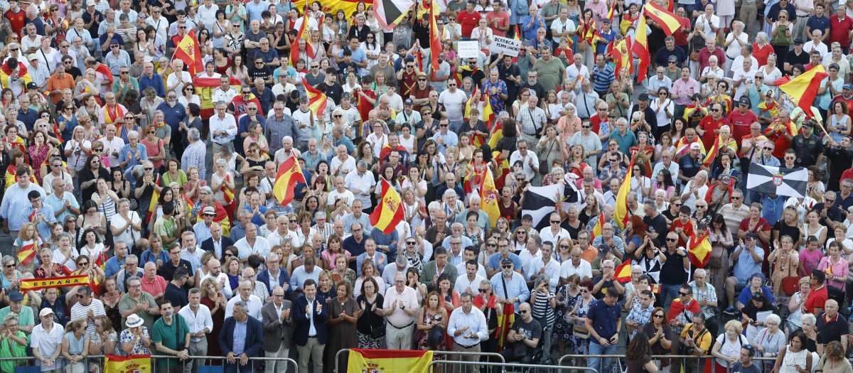 El presidente de la Junta de Castilla y León, Alfonso Fernández Mañueco, asiste a la concentración en apoyo a Ceuta desde Salamanca
