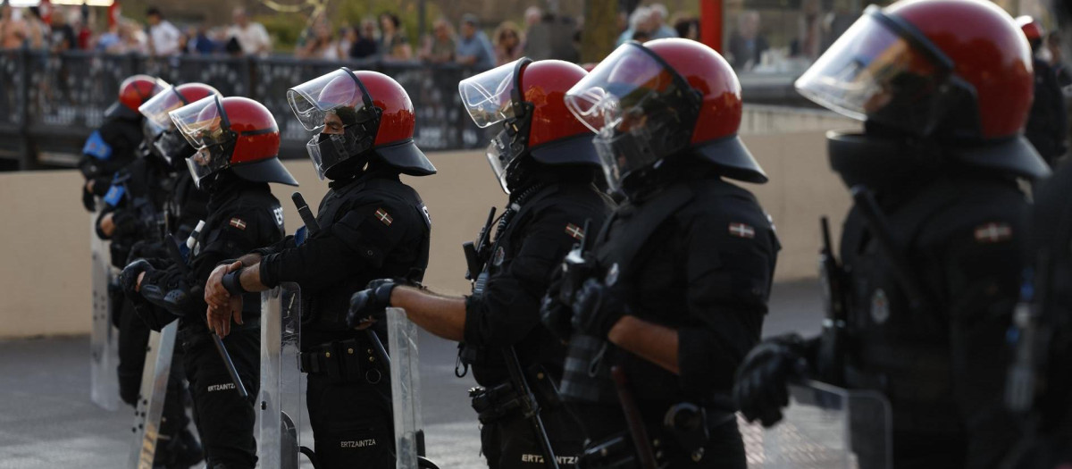 Un cordón policial formado por agentes de la Ertzaintza separa las dos manifestaciones de este miércoles en Bilbao entre miembros y simpatizantes de la organización juvenil comunista vasca Gazte Koordinadora Sozialista (GKS) y los grupos de extrema derecha,  por la situación en Ceuta. EFE/Miguel Toña
