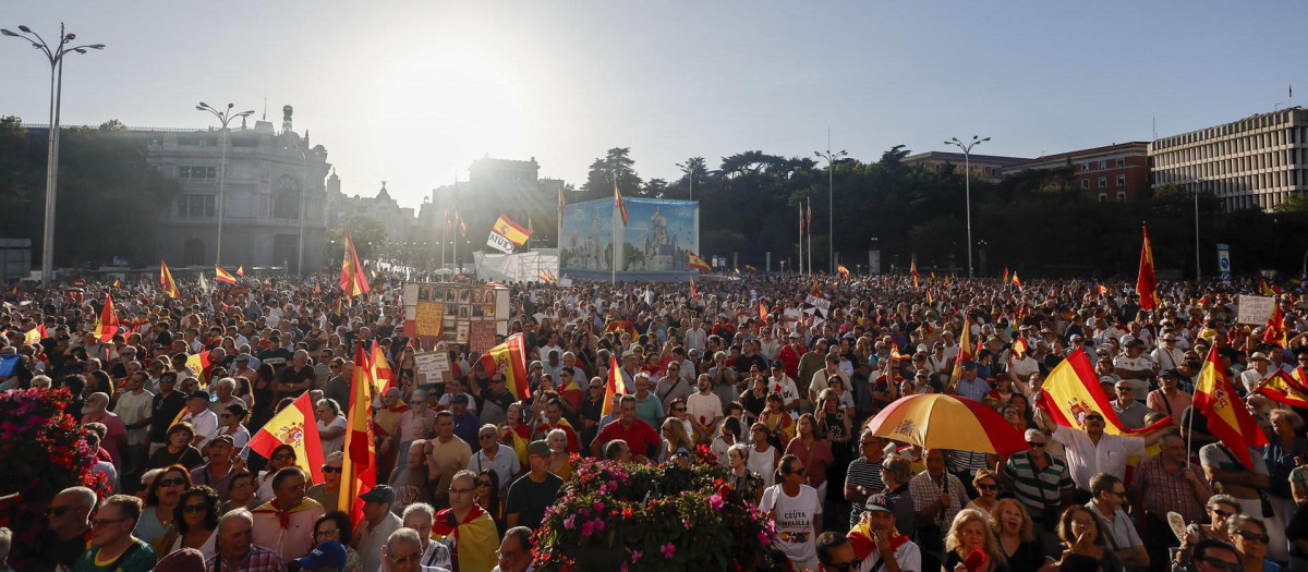 Asistentes a la manifestación con motivo del Día de Ceuta en Madrid, convocada este miércoles ante todos los ayuntamientos de España.