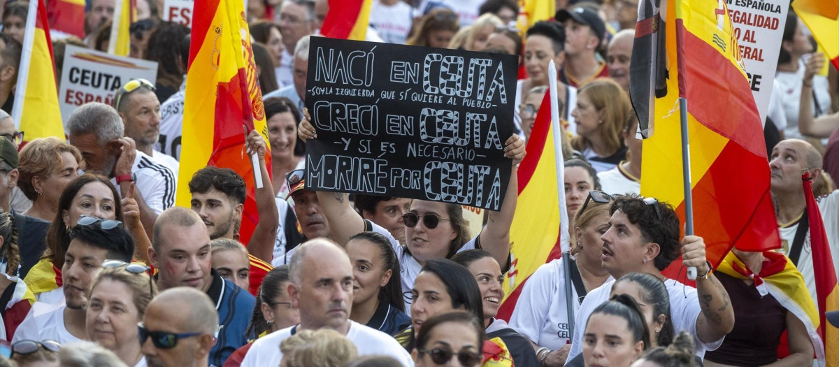 Cientos de personas durante una concentración para protestar por las consecuencias de la crisis migratoria, a 2 de septiembre de 2026, en Ceuta (España). La concentración se ha convocado con motivo de la celebración del Día de Ceuta. Más de 260 localidades en toda España han respondido también al llamamiento de la FEMP y se han concentrado para mostrar su solidaridad y apoyo a los ciudadanos ceutíes.

Marcos Moreno / Europa Press
02 SEPTIEMBRE 2026;DÍA DE CEUTA;MANIFESTACIÓN;CONCENTRACIÓN;MIGRANTES;INMIGRANTES;FEMP;APOYO;SOLIDARIDAD;CRISIS MIGRATORIA;CRISIS HUMANITARIA;
02/9/2026
