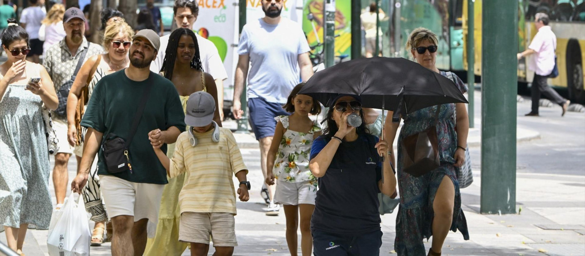 Varias personas caminan por la calle