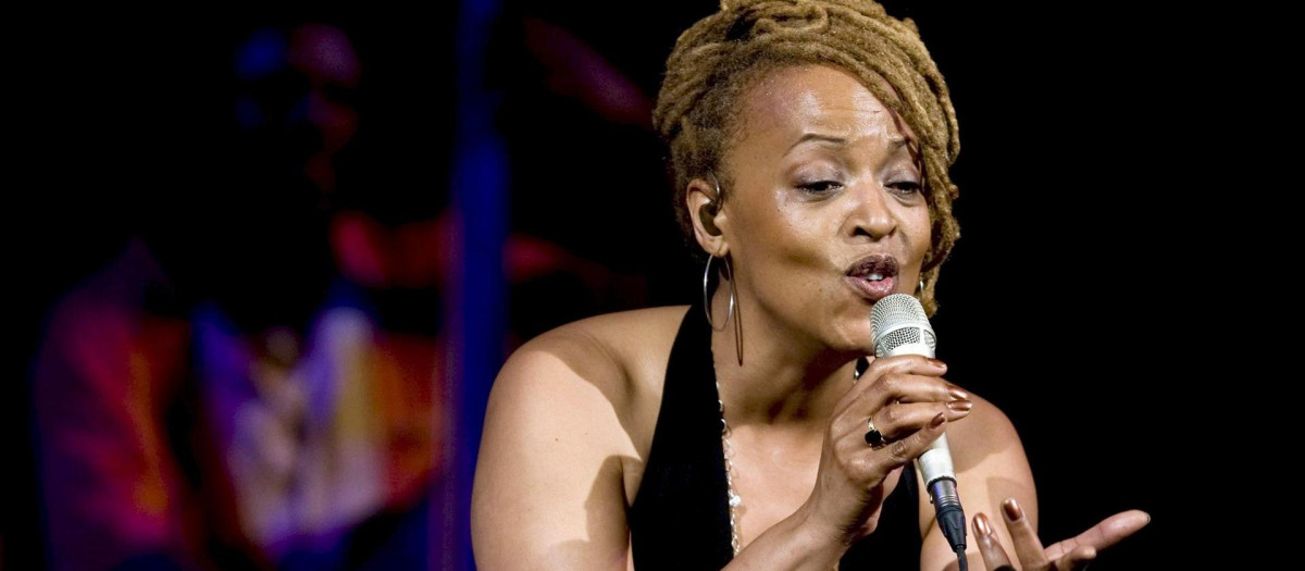 Cassandra Wilson durante un concierto en 2008